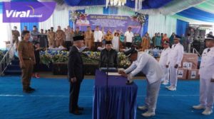 Bupati OKI H Iskandar SE saat melantik kepala desa terpilih di Kecamatan Jejawi, Tanjung Lubuk dan Teluk Gelam. Di Jejawi, (27/9/2023). Foto : viralsumsel.com/dev