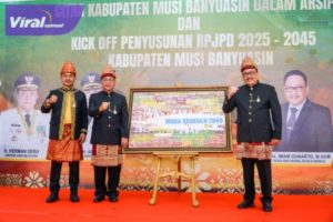 Pj Bupati Apriyadi Serahkan Hadiah Pemenang Sayembara Slogan RPJPD 2025-2024. Foto : viralsumsel.com/dev