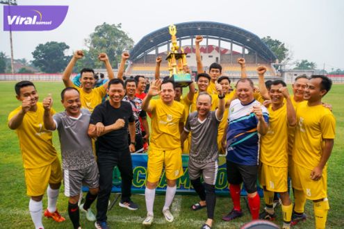 Perkuat Silaturahmi Pj Bupati Apriyadi "Merumput" Ikuti Muba Fourfeo Cup 2023. Foto : viralsumsel.com/dev