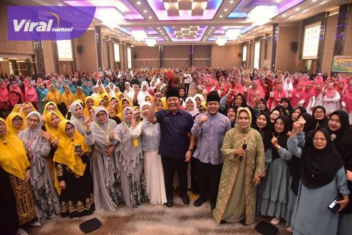 Gubernur Sumsel H. Herman Deru menghadiri peringatan Maulid Nabi Muhammad SAW 1445 H, yang di gelar Majelis Taklim Al Basyar di Golden Sriwijaya Ballroom Palembang, Rabu (27/9). Foto : viralsumsel.com/win