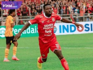 Bomber Semen Padang FC Kenneth Ikechukwu Ngwoke Sriwijaya FC wajib waspada. Foto : ig