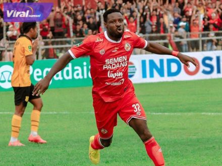Bomber Semen Padang FC Kenneth Ikechukwu Ngwoke Sriwijaya FC wajib waspada. Foto : ig