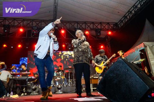 Pj Bupati Muba H Apriyadi Mahmud duet bareng Husein IDOL membawakan lagu "Ikan Dalam Kolam" pada festival Randik ke 19 di lapangan gelanggang remaja Sekayu, Kamis (28/09/2023) malam. Foto : viralsumsel.com/dev