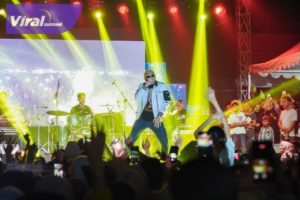 Aksi panggung Husein Idol atau Husein Alatas di ajang Festival Randik Dalam Rangka Hari Ulang Tahun ke-67 Kabupaten Musi Banyuasin Tahun 2023 di Lapangan Gelanggang Remaja Sekayu, Kamis (28/9/2023) malam. Foto : viralsumsel.com/dev