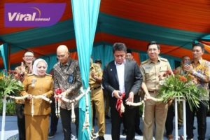 Gubernur Sumsel H Herman Deru ketika meresmikan naming BNI Jakabaring Sport City, Senin (11/9). Foto : viralsumsel.com/win 