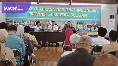 Plt Ketua Umum KONI Sumsel Mayjen TNI Andrie TU Sutarno, Wakil Ketua 1 Dhenie Zainal dan Wakil Ketua IV Agung Rahmadi saat Rapat Pengurus di Aula Sekretariat KONI Sumsel, Selasa, 3 Oktober 2023. Foto : viralsumsel.com/ril