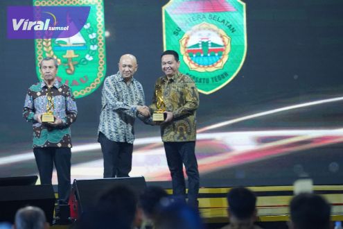 Pemprov Sumsel meraih penghargaan dalam acara malam puncak “Indonesia 12aya” pada peringatan Hari Ulang Tahun (HUT) ke-12 Kompas TV di Golden Ballroom The Sultan Hotel Jakarta Senin (11/9/2023) malam. Foto : viralsumsel.com/win  Pemprov Sumsel meraih penghargaan dalam acara malam puncak “Indonesia 12aya” pada peringatan Hari Ulang Tahun (HUT) ke-12 Kompas TV di Golden Ballroom The Sultan Hotel Jakarta Senin (11/9/2023) malam. Foto : viralsumsel.com/win