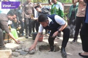Gubernur Sumsel H Herman Deru menghadiri Tabligh Akbar dalam rangka Pelantikan Pengurus NU Sekecamatan Tungkal Ilir di Halaman Masjid Darussalam , Desa Bentayan Kecamatan Tungkal Ilir, Kabupaten Banyuasin, Rabu (13/9) Foto : viralsumsel.com/win 