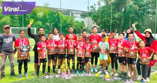 Pemain, pelatih, dan ofisial SSB PSS euforia angkat trofi juara Inzaghi Cup U-11 2023. Foto : viralsumsel.com/asa