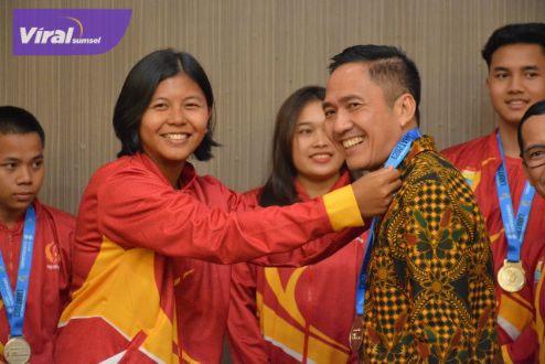 Pj Walikota Palembang Ratu Dewa Beri Bonus Pada Atlet Taekwondo Berprestasi di Porprov 2023. Foto : viralsumsel.com/ril