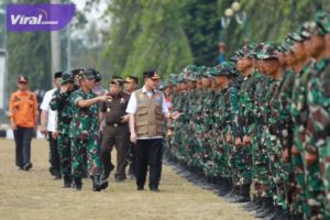 Pj Gubernur Sumsel Agus Fatoni menjadi inspektur upacara Apel Pengerahan Penambahan Pasukan dan Kesiapan Peralatan Penanganan Karhutla. Foto : viralsumsel.com/win