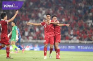 Penyerang Timnas Indonesia Ramadhan Sananta selebrasi bersama kapten Asnawi Mangkualam usai cetak gol ke gawang Brunei Darusslam. Foto : viralsumsel.com/pssi