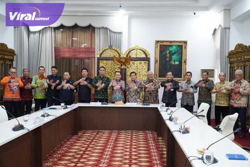 Pj Gubernur Sumsel Agus Fatoni saat menerima audiensi Direktur Utama BSB dan jajaran bertempat di Ruang Rapat Griya Agung Palembang, Kamis (12/10/202). Foto : viralsumsel.com/win