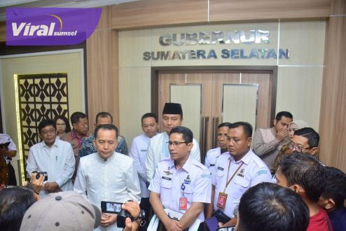 Pj Gubernur Sumsel Agus Fatoni menerima audiensi Koordinator BMKG Sumsel Wayan Dayantolis dan jajarannya di Kantor Gubernur Sumsel, Palembang, Sumatera Selatan, Jumat (13/10/2023). Foto : viralsumsel.com/win