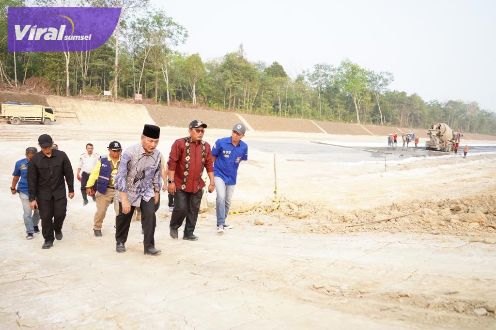 Pj Bupati Muba Apriyadi Mahmud saat meninjau PSN Jalan Tol Baleno di Seksi 1 KM 123. Foto : viralsumsel.com/dev