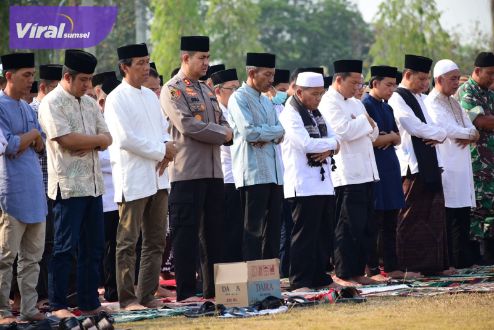 Masyarakat Kabupaten Ogan Komering Ilir (OKI) berkumpul dan bersujud tunaikan Solat Istisqa di halaman Kantor Bupati OKI, Jumat, (13/10). Foto : viralsumsel.com/fir