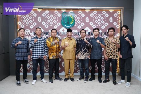 Pj Bupati Muba Drs H Apriyadi Mahmud MSi sambut audiensi Pengurus Ikatan Keluarga Pelajaran Musi Banyuasin (IKPM) Yogyakarta, di Ruang Audiensi Bupati Muba, Senin (16/10/2023). Foto : viralsumsel.com/dev