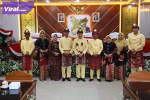 Penjabat (Pj) Gubernur Sumsel Agus Fatoni dalam Sidang Paripurna HUT Kota Prabumulih ke-22 tahun 2023 berlokasi di Gedung DPRD Kota Prabumulih, Sumatera Selatan, Selasa (17/10/2023). Foto : viralsumsel.com/win