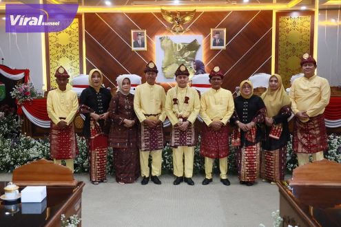 Penjabat (Pj) Gubernur Sumsel Agus Fatoni dalam Sidang Paripurna HUT Kota Prabumulih ke-22 tahun 2023 berlokasi di Gedung DPRD Kota Prabumulih, Sumatera Selatan, Selasa (17/10/2023). Foto : viralsumsel.com/win