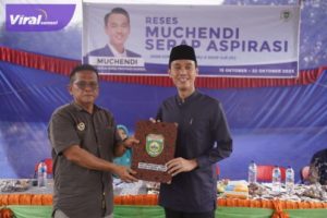 H Muchendi Mahzareki S.E Wakil Ketua DPRD Provinsi Sumatera Selatan (Sumsel) gelar Reses Tahap III Tahun 2023 di Desa Cipta Sari, Kabupaten Ogan Komering Ilir (OKI). Foto : viralsumsel.com