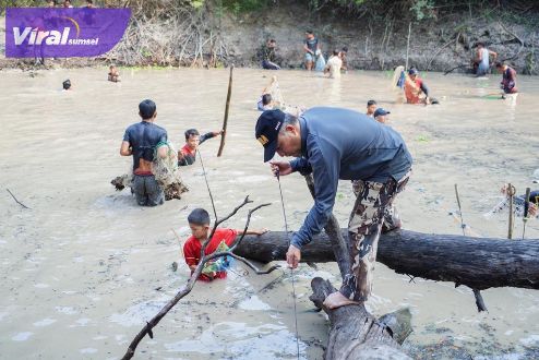 Jaga Tradisi Bekarang, Pj Bupati Apriyadi Nyebur Bareng Warga. Foto : viralsumsel.com/dev Jaga Tradisi Bekarang, Pj Bupati Apriyadi Nyebur Bareng Warga. Foto : viralsumsel.com/dev