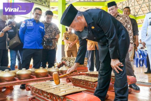 Pj Bupati Muba H Apriyadi Mahmud meresmikan Sanggar Seni Karawitan Sido Laras Madyo. Foto : viralsumsel.com/dev