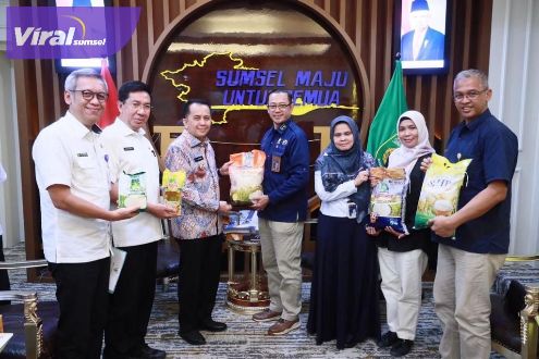 Penjabat (Pj) Gubernur Sumsel Agus Fatoni usai menerima audiensi dari Pimpinan Perum Bulog Kantor Wilayah Sumsel Babel Mohamad Alexander di Kantor Gubernur Sumsel, Rabu (18/10/2023). Foto : viralsumsel.com/win