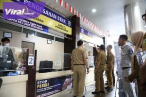 Penjabat (Pj) Gubernur Sumsel Agus Fatoni saat melakukan inspeksi mendadak (Sidak) ke Kantor Samsat Palembang I, Sumatera Selatan, Senin (23/10/2023). Foto : viralsumsel.com/win