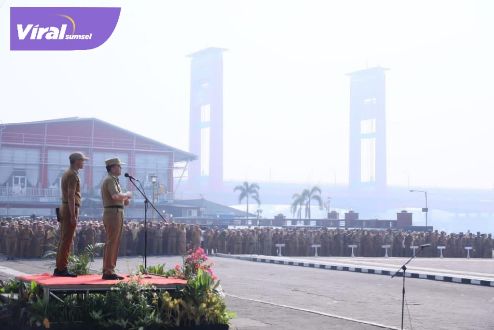 Penjabat (Pj) Gubernur Sumsel Agus Fatoni dalam apel gabungan perdana Organisasi Perangkat Daerah (OPD) di Pelataran Benteng Kuto Besak (BKB), Palembang, Sumatera Selatan, Senin (23/10/2023). Foto : viralsumsel.com/win