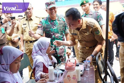 Penjabat (Pj) Gubernur Sumsel Agus Fatoni aat meninjau ‘Dapur Masuk Sekolah’ yang dilaksanakan di SDN 118 Palembang, Sumatera Selatan, Senin (23/10/2023). Foto : viralsumsel.com/win Penjabat (Pj) Gubernur Sumsel Agus Fatoni aat meninjau ‘Dapur Masuk Sekolah’ yang dilaksanakan di SDN 118 Palembang, Sumatera Selatan, Senin (23/10/2023). Foto : viralsumsel.com/win