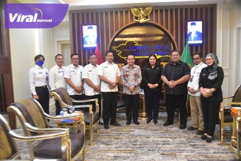 Penjabat (Pj) Gubernur Sumsel Agus Fatoni saat menerima audiensi Direktur Utama (Dirut) PT JSC Palembang Meina Paloh di Ruang Tamu Kantor Gubernur, Palembang, Sumsel, Rabu (18/10/2023). Foto : viralsumsel.com/win