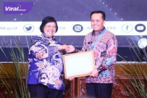 Gubernur Sumsel Terima Penghargaan Proklim 2023 dari Menteri LHK. Foto : viralsumsel.com/win
