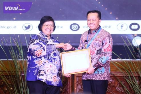 Gubernur Sumsel Terima Penghargaan Proklim 2023 dari Menteri LHK. Foto : viralsumsel.com/win