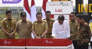 Presiden Joko Widodo didampingi Pj Gubernur Sumsel Agus Fatoni meresmikan ruas Tol Indralaya-Prabumulih, Kamis (26/10/2023). Foto : viralsumsel.com/win