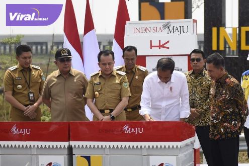 Presiden Joko Widodo didampingi Pj Gubernur Sumsel Agus Fatoni meresmikan ruas Tol Indralaya-Prabumulih, Kamis (26/10/2023). Foto : viralsumsel.com/win