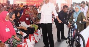Presiden Joko Widodo didampingi Pj Gubernur Sumsel Agus Fatoni meninjau persediaan pangan di Gudang Bulog Sukamaju, Palembang, Sumatera Selatan, Kamis (26/10/2023). Foto : viralsumsel.com/win
