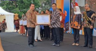 Pj Bupati Muba menerima penghargaan Bidang Perpustakaan Tingkat Provinsi Sumatera Selatan Kategori “Pejabat Publik” Foto : viralsumsel.com/dev