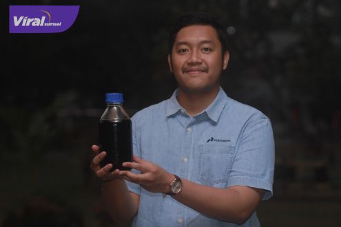 Perwira (pekerja Pertamina), Daniswara Krisna Prabatha (Engineer I Offsite & Product Distribution Process), menunjukkan Produk Marine Fuel Oil (MFO) Low Sulphur sebagai delegasi Indonesia pada The 24th World Petroleum Congress 2023 di Calgary, Kanada, (28/10/2023). Foto : viralsumsel.com/muhammad hatta
