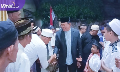 Ketua DPRD Kota Palembang Zainal Abidin SH Saat Bersalaman Dengan Warga di Masjid Al-Ikhlas Kelurahan 5 Ulu Kecamatan Seberang Ulu Satu Palembang. Foto : Viralsumsel/Nto