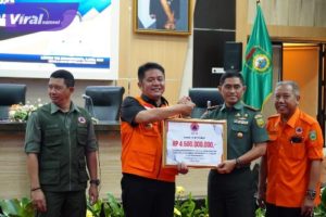 Gubernur Sumsel H. Herman Deru bersama Kepala Badan Nasional Penanggulangan Bencana (BNPB) RI Letjen TNI Suharyanto, Satgas Karhutla, pemerintah daerah dan instansi lainnya langsung melakukan rapat koordinasi. Foto : viralsumsel.com/win