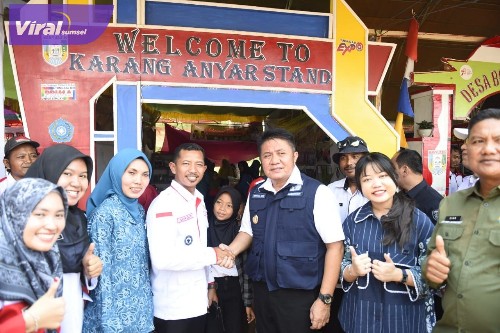 Gubernur Sumsel H Herman Deru didampingi Duta Literasi Sumsel, Ratu Tenny Leriva meninjau Pameran Tungkal Ilir Expo ke VI, Rabu (13/9/2023). Foto : viralsumsel.com/win 