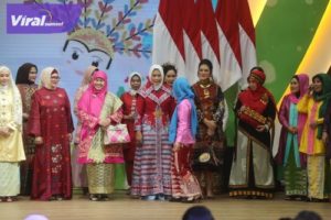 Ketua TP PKK yang juga selaku Ketua Deksranasda Sumsel Hj Febrita Lustia HD menampillkan Kain Tajung Khas Sumsel dalam ajang fashion show dan Pameran Kriyanusa 2023 di Jakarta Convention Center, Rabu (13/9/2023). Foto : viralsumsel.com/win 