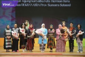 Fashion show bertajuk " Pesona Tajung" karya Ketua Dekranasda Sumsel Hj. Febrita Lustia Herman Deru, Kamis (14/9/2023) malam. Foto : viralsumsel.com/win