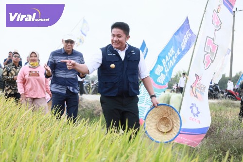 Gubernur Sumsel H. Herman Deru juga melakukan Penyerahan Bantuan Sarana dan Prasarana Pertanian Pemerintah Kabupaten OKU Timur. Foto : viralsumsel.com/win