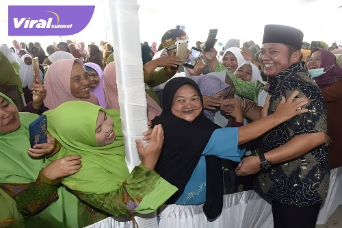 Gubernur Herman Deru Bersama Ribuan Warga Desa Bumi Kencana Lantunkan Shalawat Sambut Maulid Nabi Muhammad SAW. Foto : viralsumsel.com/win