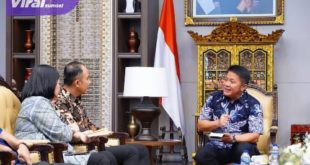 Kepala BPS Provinsi Sumsel Wahyu Yulianto, M.Si ketika dibincangi usai audensi dengan Gubernur Herman Deru di Griya Agung, Jumat ( 22/9) pagi. Foto : viralsumsel.com/win