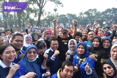 Gubernur Sumsel H Herman Deru saat olahraga bersama jajaran pegawai di halaman Kantor Gubernur Sumsel, Jumat (29/9/2023) pagi. Foto : viralsumsel.com/win Gubernur Sumsel H Herman Deru saat olahraga bersama jajaran pegawai di halaman Kantor Gubernur Sumsel, Jumat (29/9/2023) pagi. Foto : viralsumsel.com/win