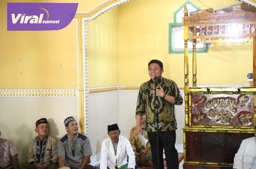 Safari  jumat Gubernur Sumsel H Herman Deru di Masjid Al Huda Karang Anyar Kelurahan Bukit Baru Kecamatan lir Barat (IB) 1 Palembang, Jumat (1/9/2023) siang. Foto : viralsumsel.com/win