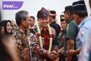 Pj Gubernur Sumsel, Agus Fatoni, begitu landing di Bandara Internasional Sultan Mahmud Badaruddin II Palembang langsung membahas penanganan kahutla, Selasa (3/10/2023). Foto : viralsumsel.com/win