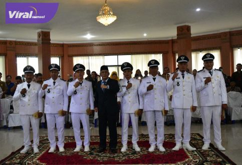 Bupati OKI, H.Iskandar, SE melantik secara resmi tujuh orang kepala desa terpilih di wilayah Kecamatan Air Sugihan dan Sungai Menang hasil Pilkades Serentak 26 Juni 2023. Foto : viralsumsel.com/fir